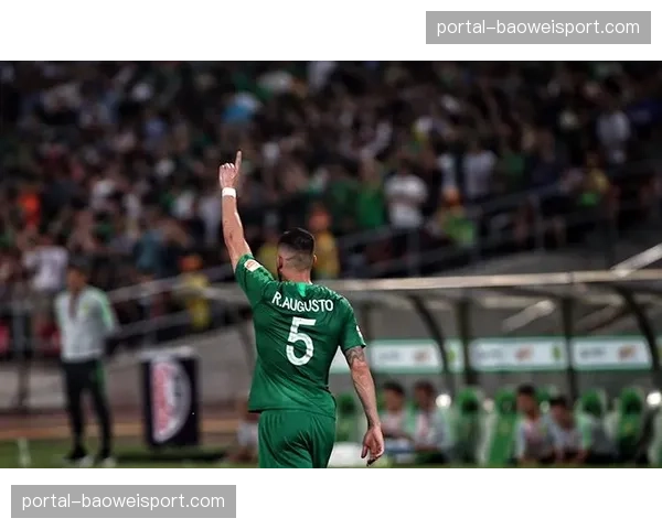 特写：老帅弗洛雷斯在赫塔菲生涯告别战赛后，独自向看台致意